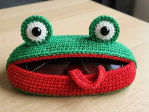 Porta Óculos de Sapo Amigurumi: O Organizador Divertido que Vai Salvar Suas Lentes Porta Óculos de Sapo Amigurumi: O Organizador Divertido que Vai Salvar Suas Lentes