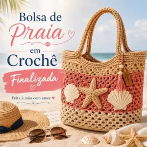 Bolsa de praia em crochê finalizada com alças de madeira, listras cru e marrom e pingente tassel.