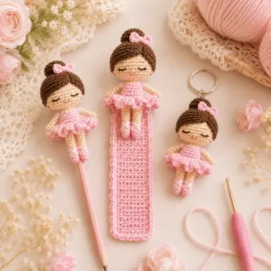 Bailarina amigurumi finalizada em conjunto com marcador de página, enfeite para lápis e chaveiro rosa.
