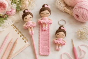 Bailarina amigurumi em conjunto escolar com enfeite de lápis, marcador de página e chaveiro rosa.
